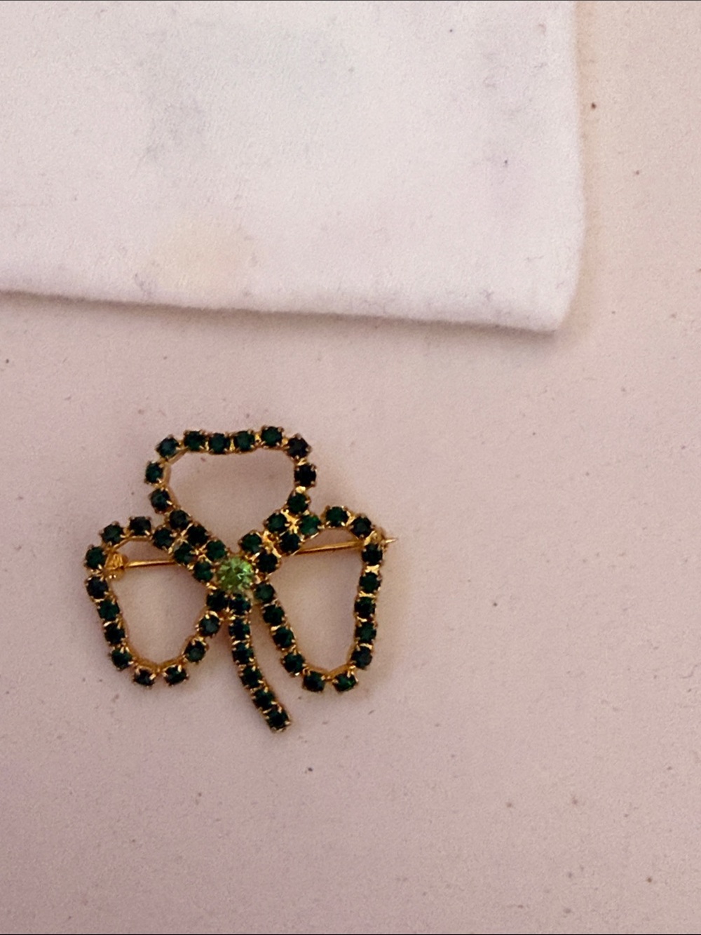 💚vintage new Gold-Tone Shamrock Brooch with Dark Green Stones